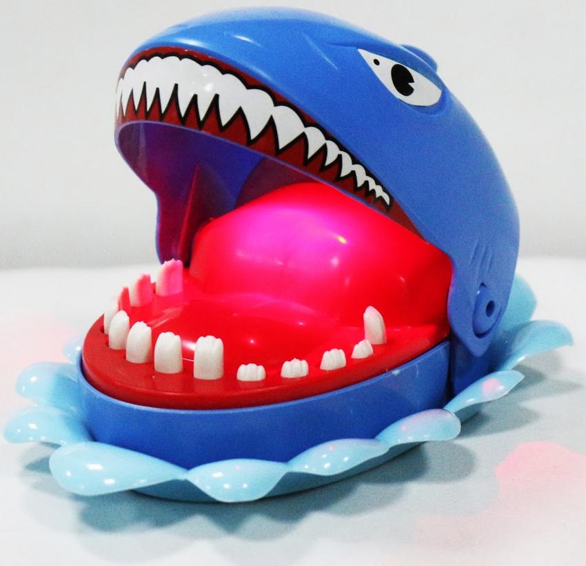 Игрушка крокодил который зубы тыкаешь. Кусачая игрушка. Игрушка нажимать на зубы. Собака зубастик игрушка. Игрушка нажимать на зубы.