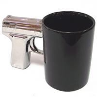 Кружка "Пистолет", черная с посеребренной ручкой