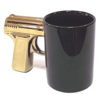 Кружка "Пистолет", черная, с позолоченной ручкой